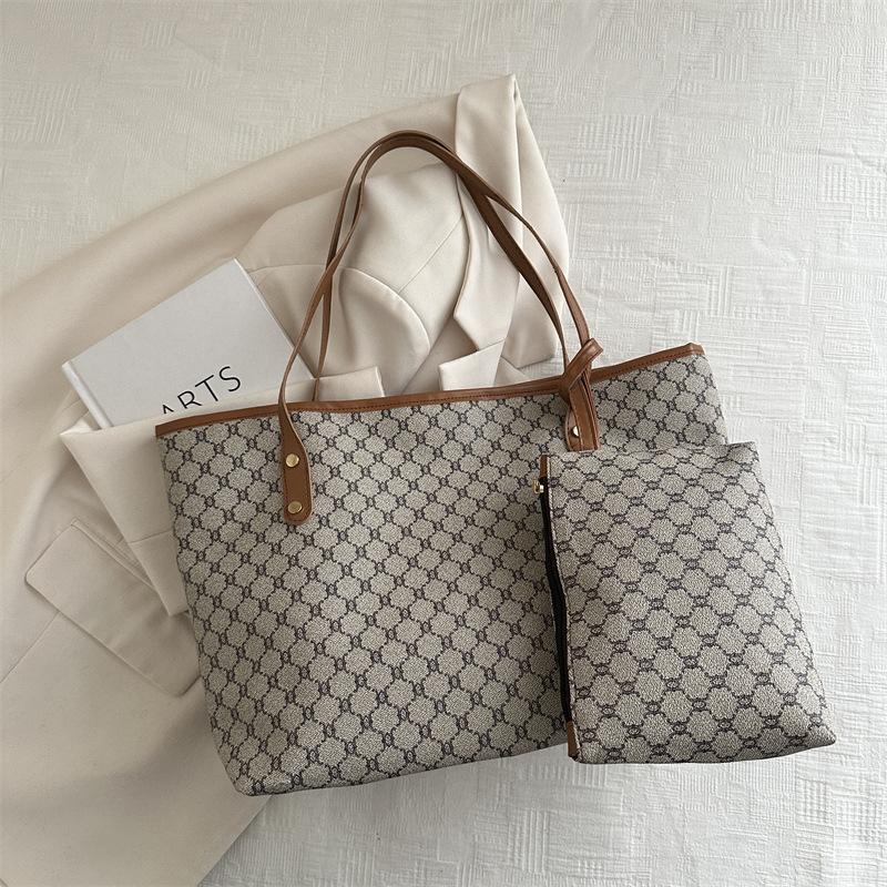 Light luxury temperament personalized commuter portable tote bag new beautiful niche design trendy shoulder armpit bag