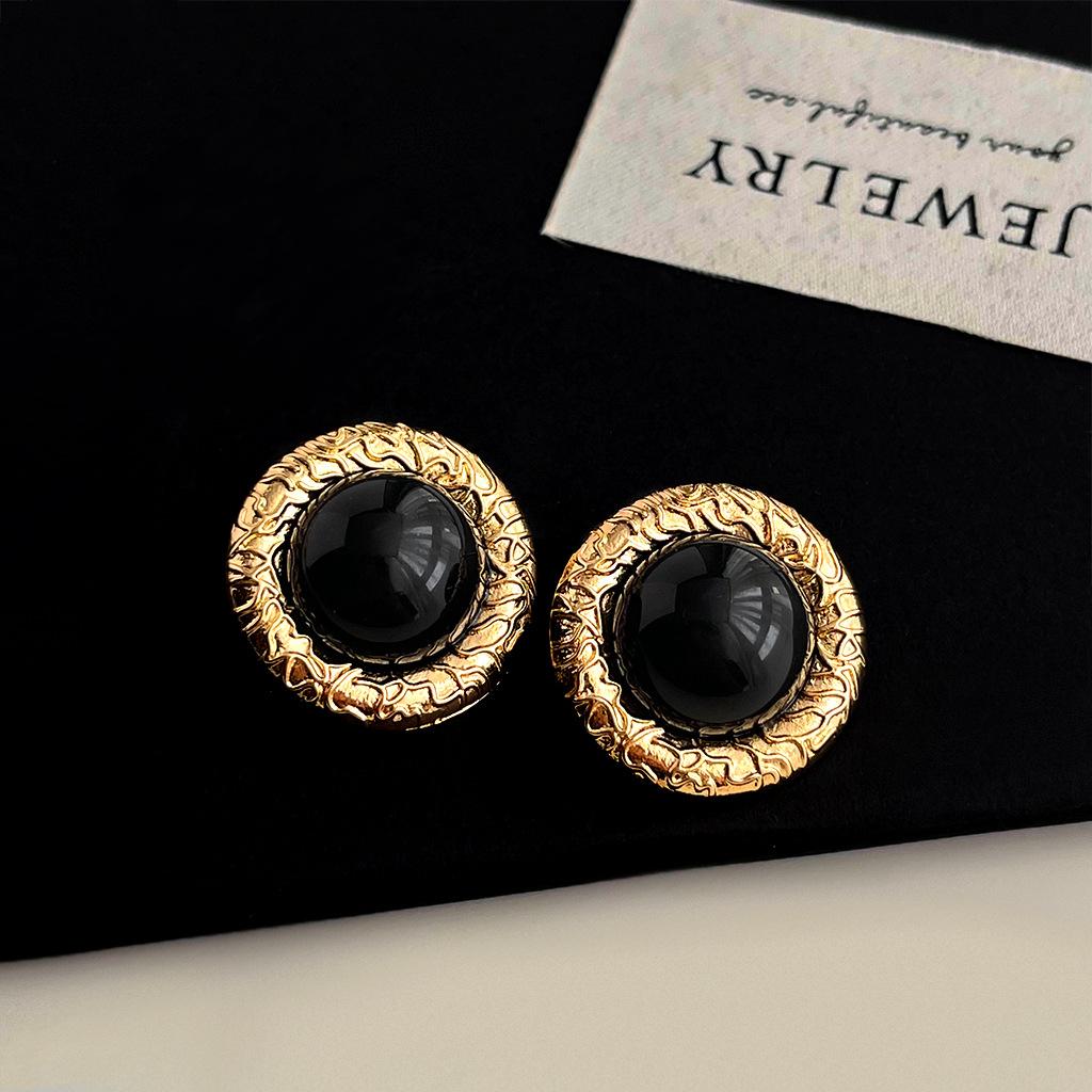 

Retro fashion temperament earrings, exaggerated female personality, antique style earrings, niche high-end feeling, heavy-duty ear accessories