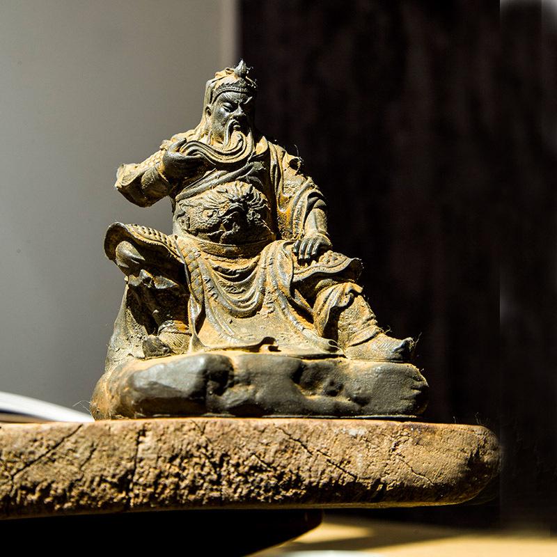 Chinese-Style Martial God Guan Yu Figure: Handmade Natural Rust Desktop Ornament for Living Room or Study