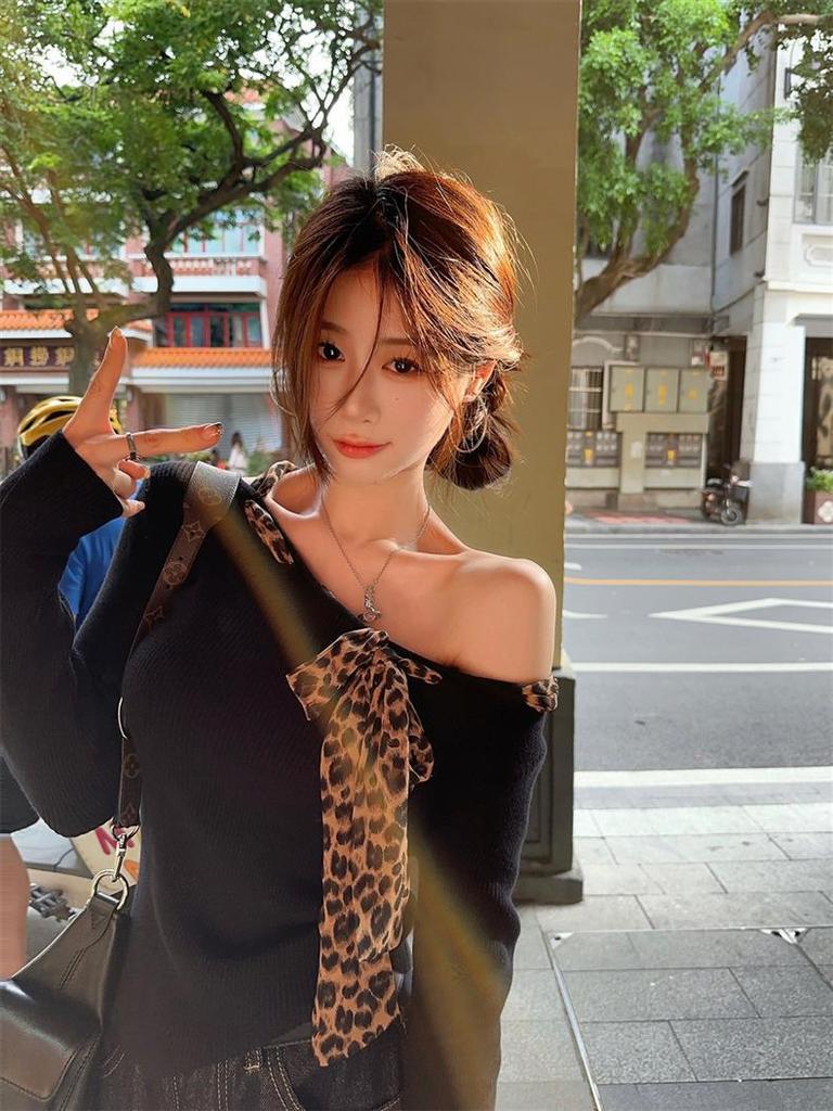 Autumn Black Leopard Print Off-Shoulder Top for Women - Chic, Sweet, and Stylish