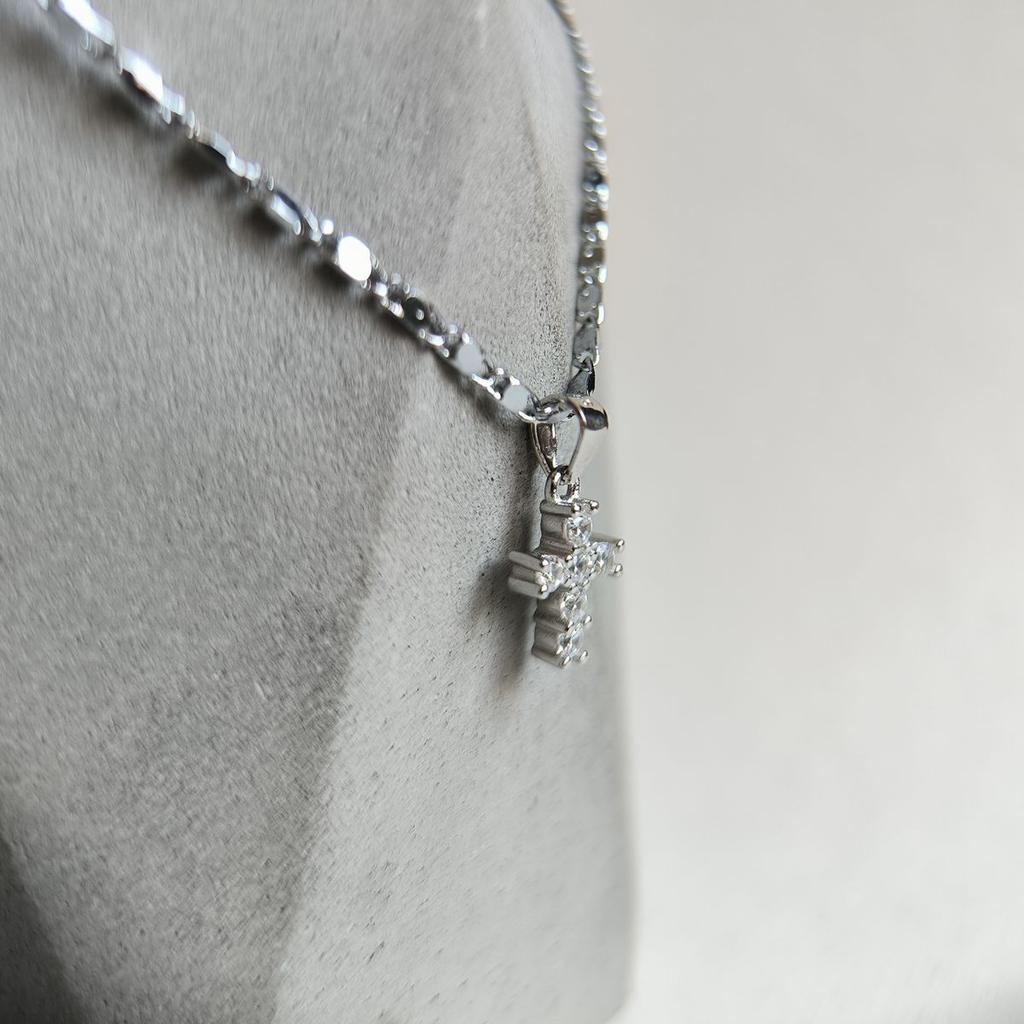 Серебряный крестик с фианитами (2192978)