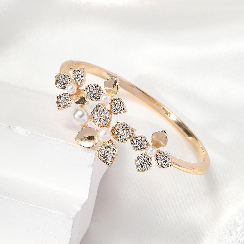 Korean Micro-Paved Rhinestone Flower Bracelet - Elegant Women's Light Luxury Design
