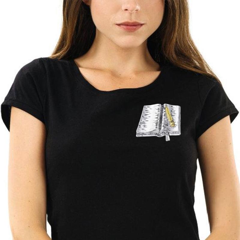 Solidna emaliowana broszka z cyrkoniami i błyszczącymi kamieniami zapewniająca trwały kolor i blask w akcesoriach