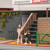 Shoucangjia Resin Figure Architectural Model and Miniature Landscape Decoration Figure and Girl Say 1/64 Model, DIY, Pre-painted (Photographer Model)