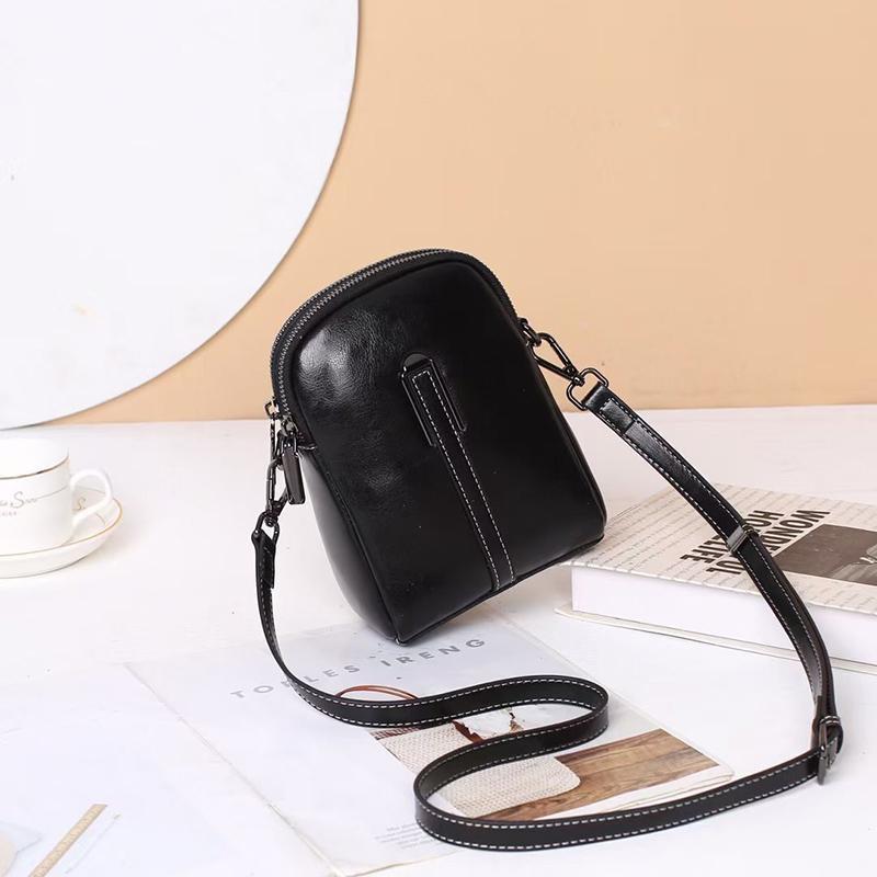 A Light Luxury and Fashionable Women's Crossbody Bag, A Retro High-end Oil-wax Leather Single-shoulder Small Bag