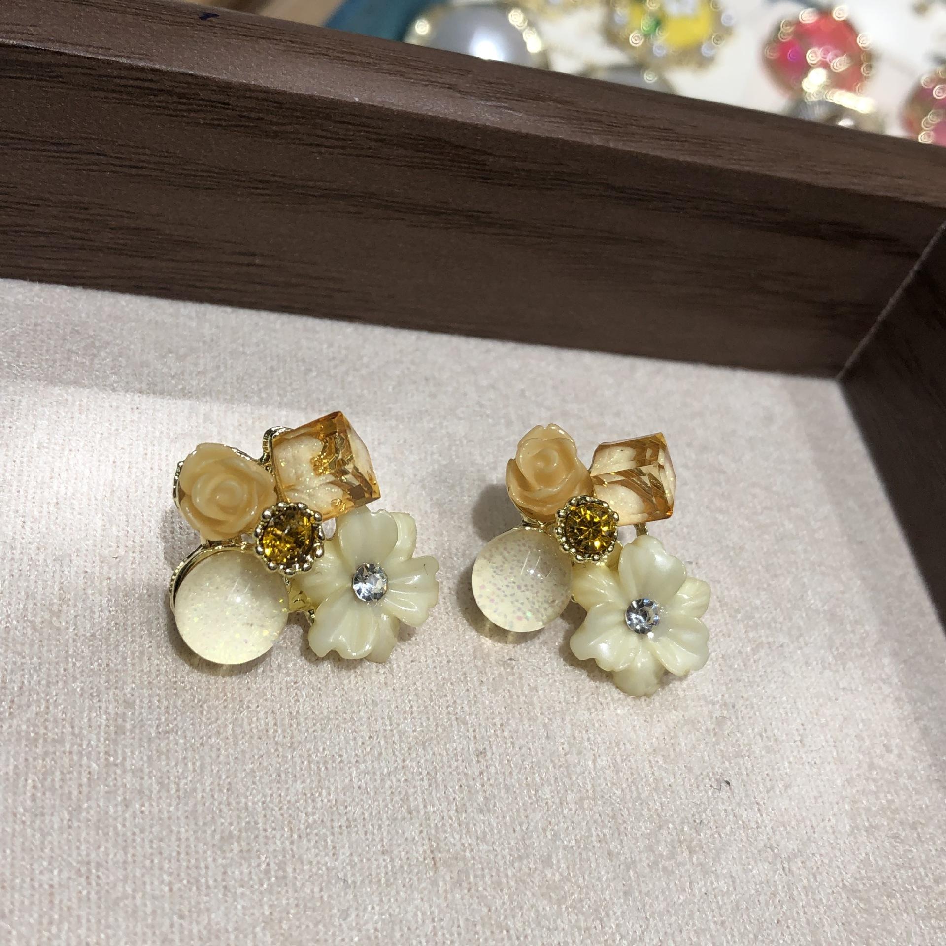 

Fashionable Unique Zircon Square Pendant Earrings for Women Exquisite Temperamental Ladies Party Premium Jewelry Gift лимонно-жовтий колір