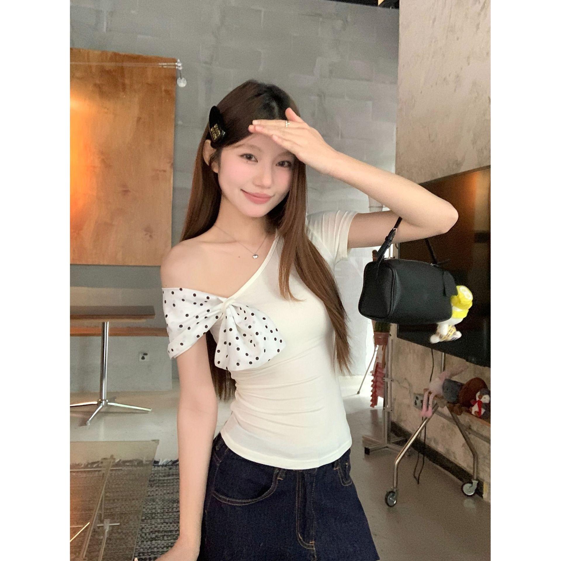 

Асимметричный топ с открытыми плечами и короткими рукавами в горошек - Женский летний шик S