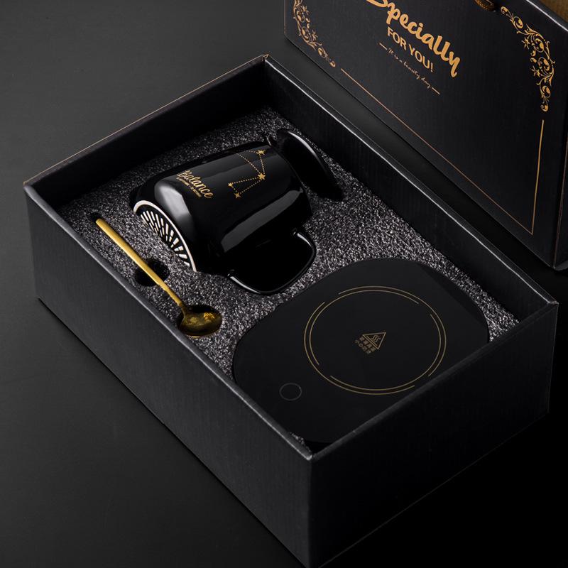 Spersonalizowany ceramiczny kubek do kawy z pokrywką i łyżeczką - Świąteczny wzór dla par