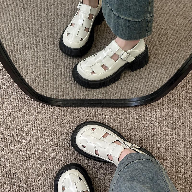 Scarpe Romane con Zeppa Ragazza 2025 Nuove Primavera Estate Retro Forate Scarpe Muffin Vento Fatato Studente Aumento Altezza Sandali Baotou