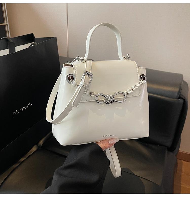 

2025 весна новая мода нишевая простая повседневная женская сумка через плечо мессенджер маленькая квадратная сумка белый