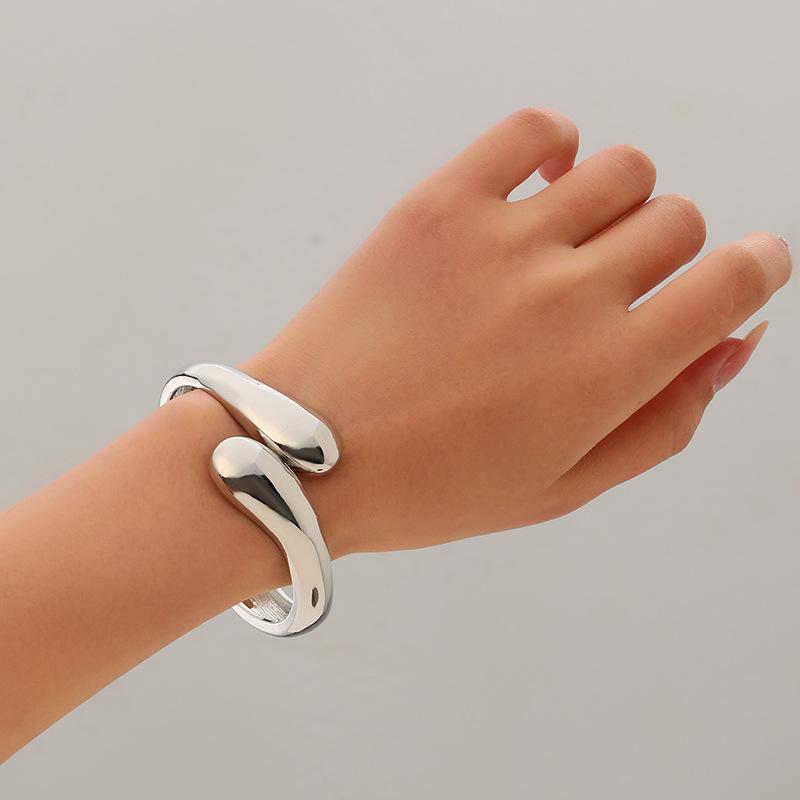 Simple and Personality Exaggerated Wide Edge Hollow Spring Alloy Bracelet Business Temperament Bracelet