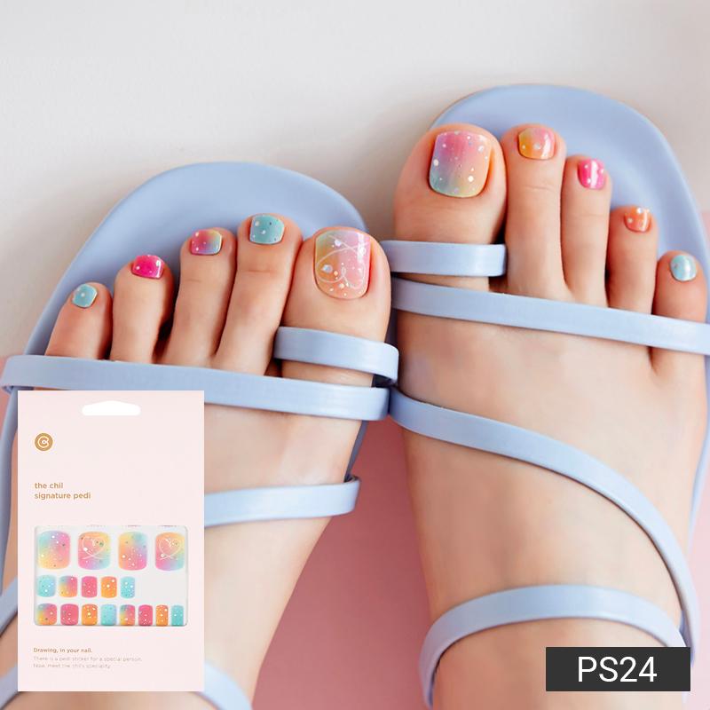 Daily Classics Pediküre Nagelsticker - 37 selbstklebende Spitzen, Soft Check & Blumendesigns, Schnelle 5-Minuten-Pediküre