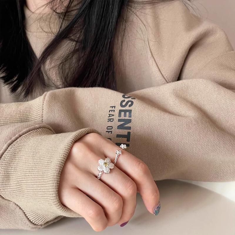 Chic Minimalist Copper Open Ring Featuring Stylish Floral Motif For Fashion-forward Ladies