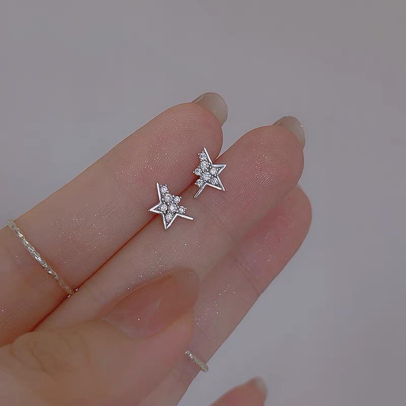 

Korean Trendy Five-Pointed Star Diamond Stud Earrings for Women - Simple, Sparkling Design