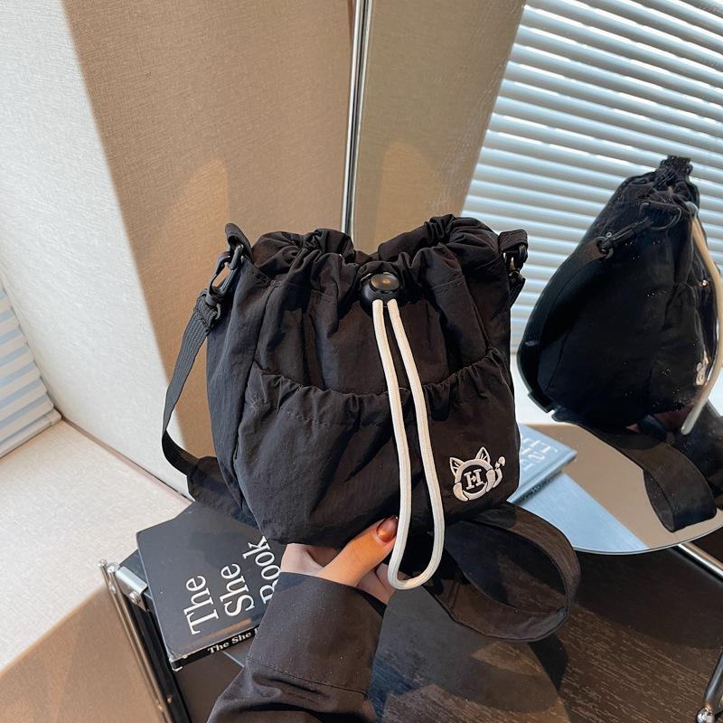 

Bucket bag women s new popular casual shoulder bag large capacity messenger bag class commuter bag чорний