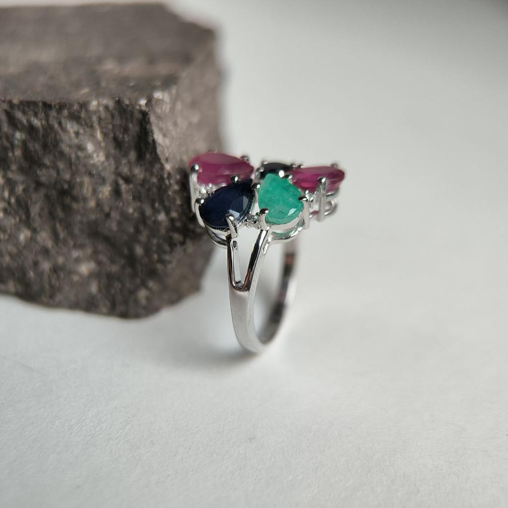 Srebrny pierścionek z naturalnym szafirem 1,917 ct, szmaragdem, rubinem, waga wyrobu 4,63 g (2182405)