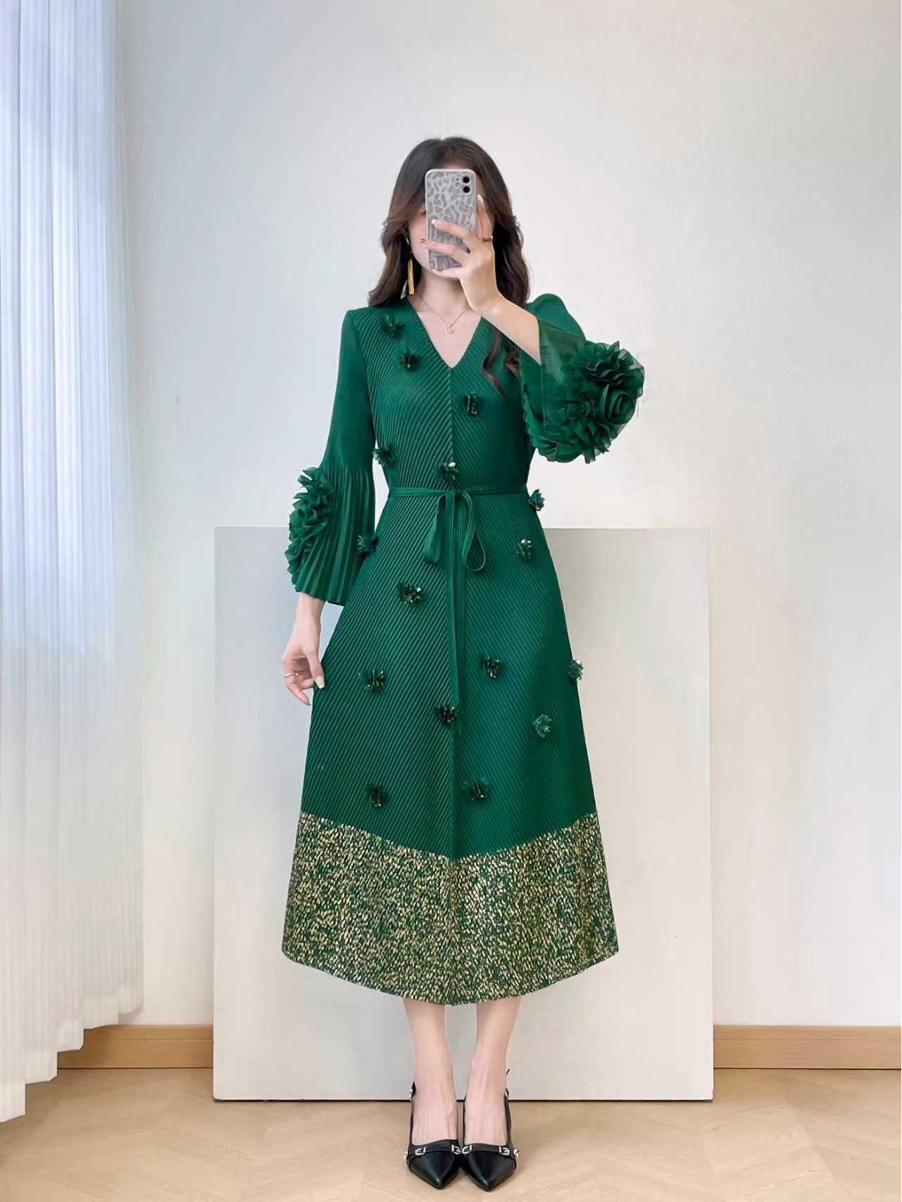 

Elegant Pleated Plus Size Long Dress with 3D Floral Stamping One Size (40-100kg) зелёный