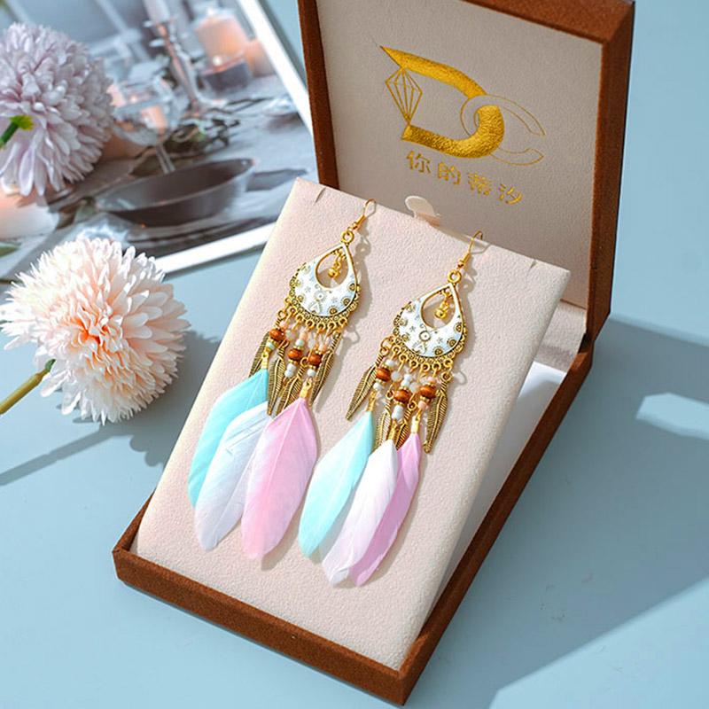 Modische Bohème-Ohrringe mit langen Federn für Damen, Ethnische Vintage-Blattperlen, Ohrringe aus Metall in Goldfarbe, Schmuck für Urlaubs- und Party-Anlässe