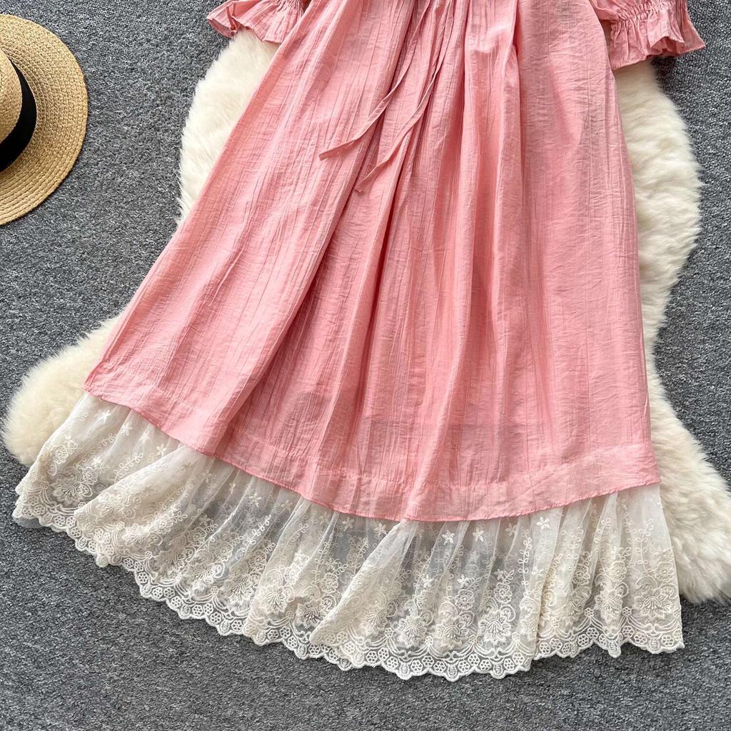 Sladké dámské šaty s výstřihem do V, dlouhými lampionovými rukávy, bandážovaným řaseným pasem, vsazovanou krajkou, volné áčkové šaty