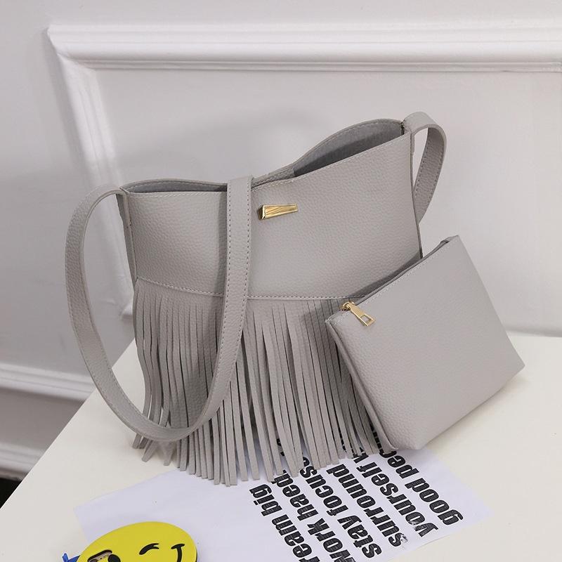 Timeless Leather Shoulder Messenger Bag Set For Women With Classic Appeal