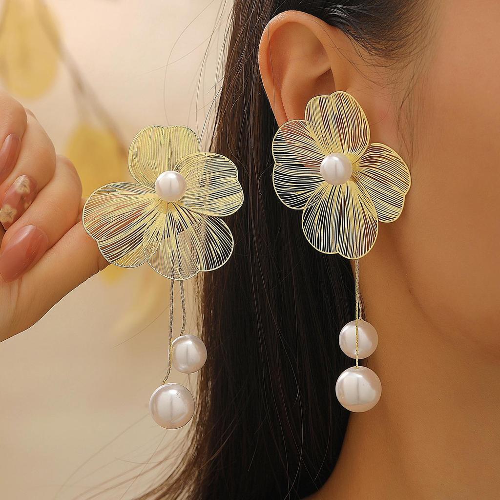 Exquisite 3D Hollow Flower Stud Earrings Necklace - Elegant European & American Design Jewelry for Women