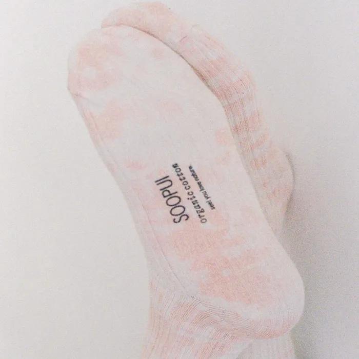 Plants tie-dye socks in pink_Plant dyed socks pink