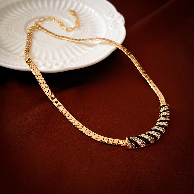 Vintage Retro Court-Style Clavicle Necklace for Women