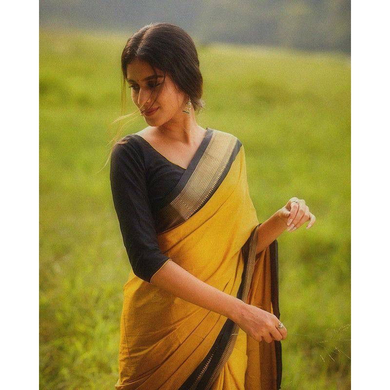 Jedwabne Saree ze sklepu ALMAARI ozdobione jest piękną pracą Zari w formie tradycyjnych motywów.