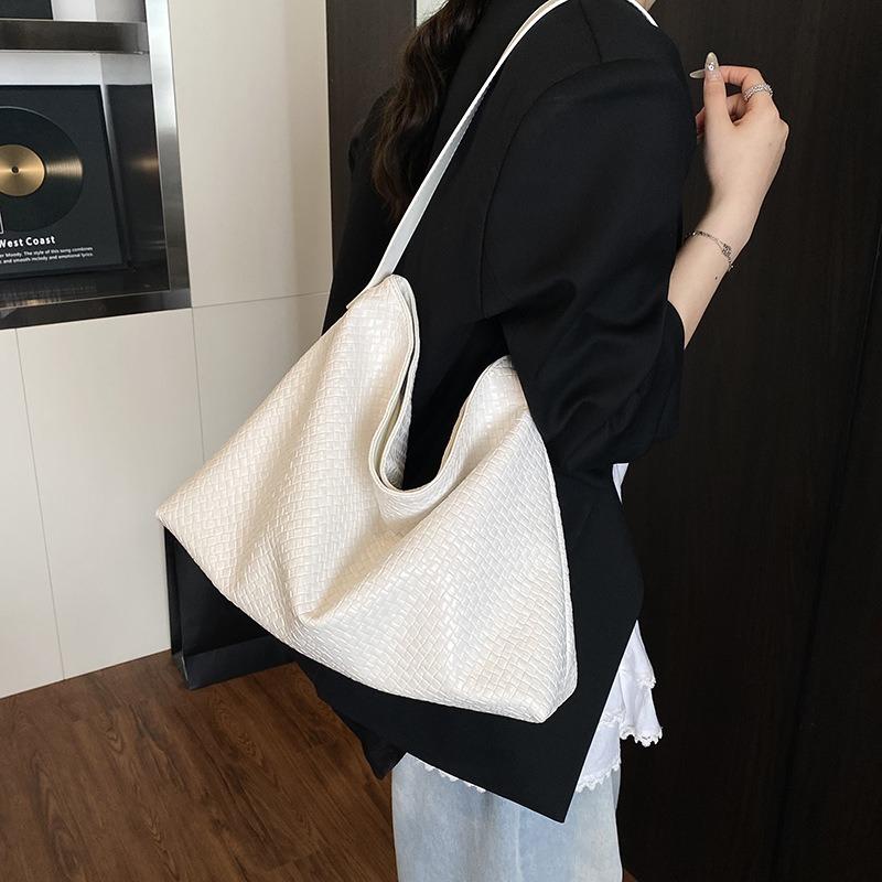 New Stylish Simple Large-capacity Shoulder Bag Casual Versatile Commuter Portable Tote Bag Tide