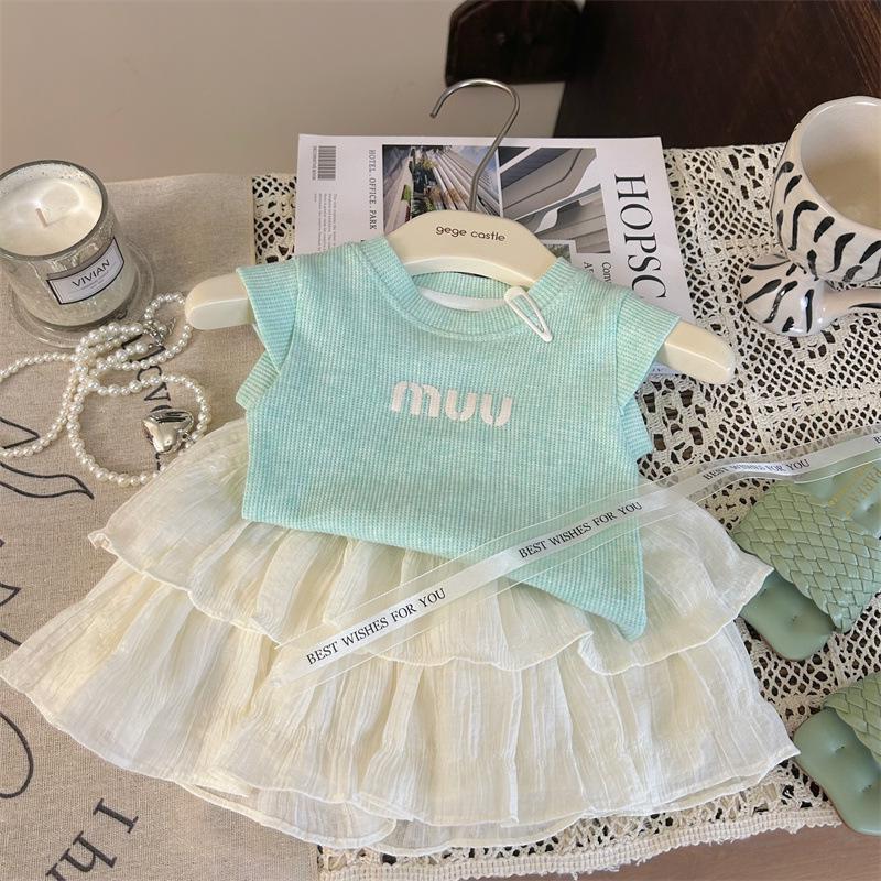 

Летний комплект для девочек в корейском стиле 2024: безрукавный жилет с надписью и плиссированные юбка-брюки 90 cm