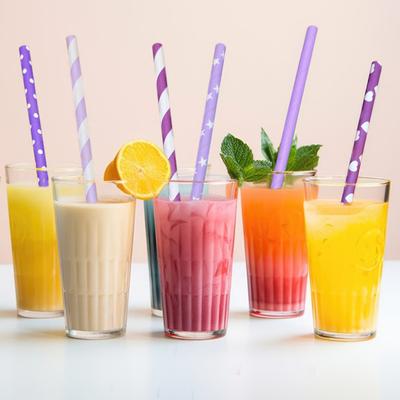 Yousheng 100Pcs Canudos de papel descartáveis de qualidade alimentar sem BPA com cores ricas para festas de fim de ano com estampa de coração e canudos para água potável