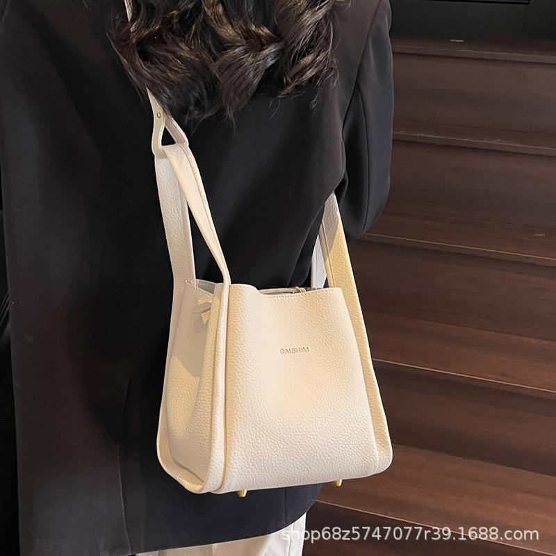 2025 New Bucket Bag Messenger Large Capacity Commuter Bag High Sense Niche Shoulder Bag Messenger Bag