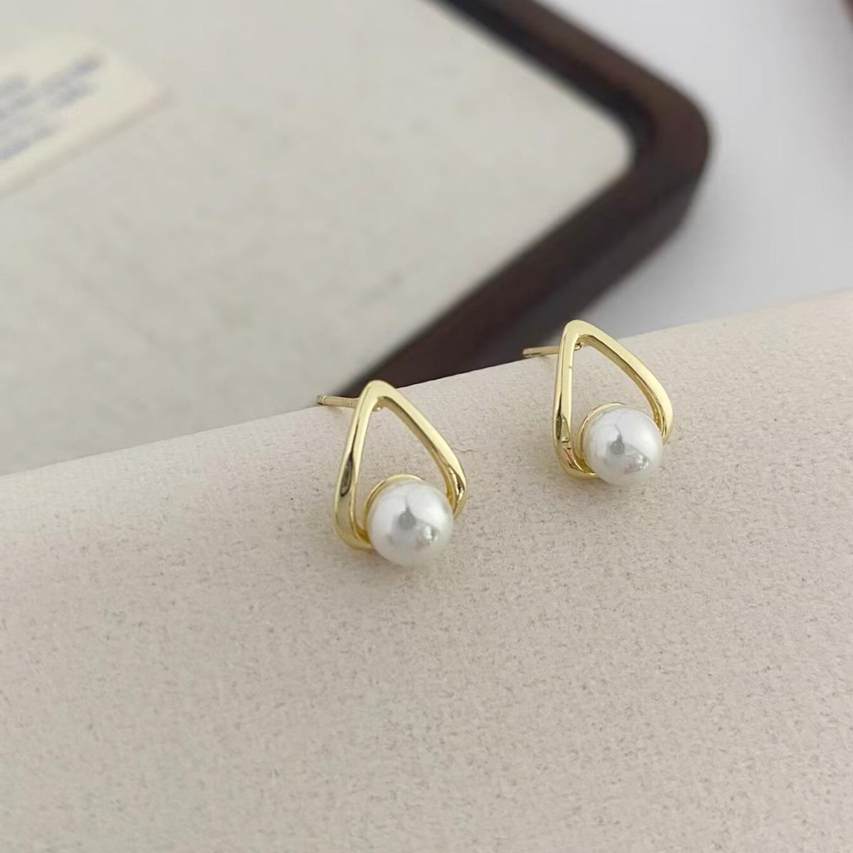 Elegant Retro Pearl Stud Earrings: Chic, Versatile, High-End Style