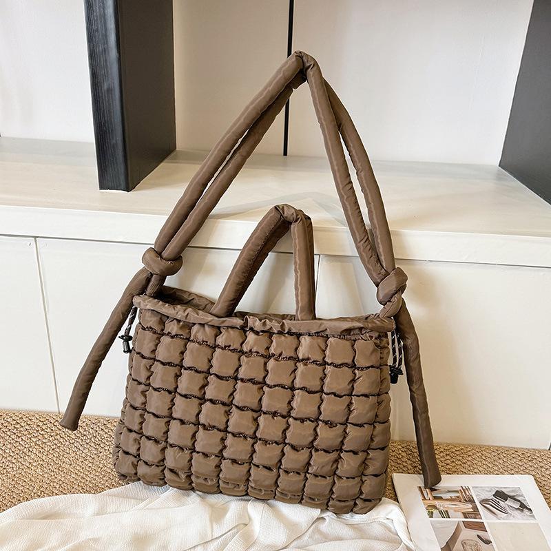 

Сумка через плечо с плиссировкой и пузырьками, вместительная студенческая сумка с подкладкой, женская сумка-тоут из нейлоновой ткани с ромбами. темно-коричневого