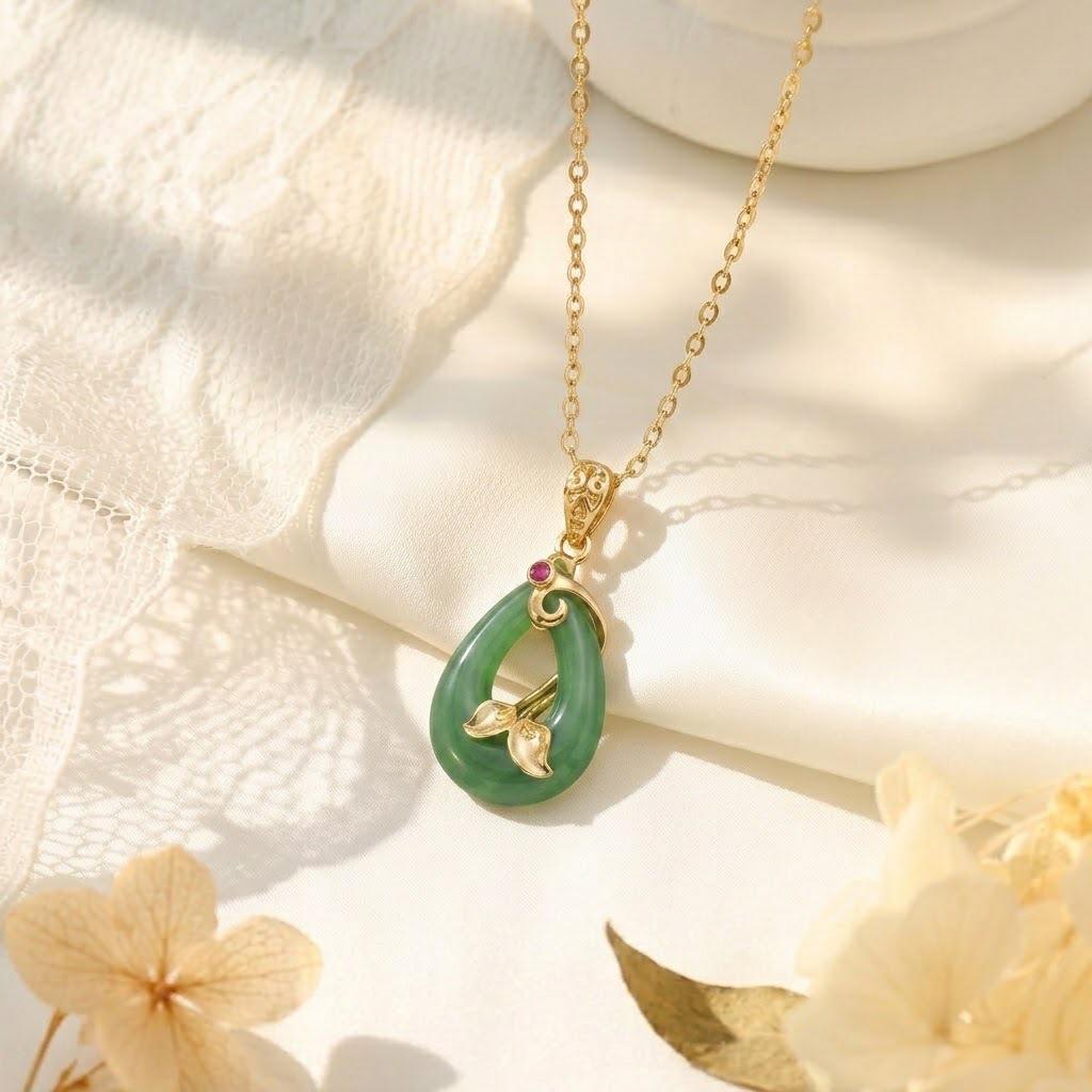Titanium Steel Four-Leaf Clover Pendant Necklace - Luxurious Women's Clavicle Chain Accessory