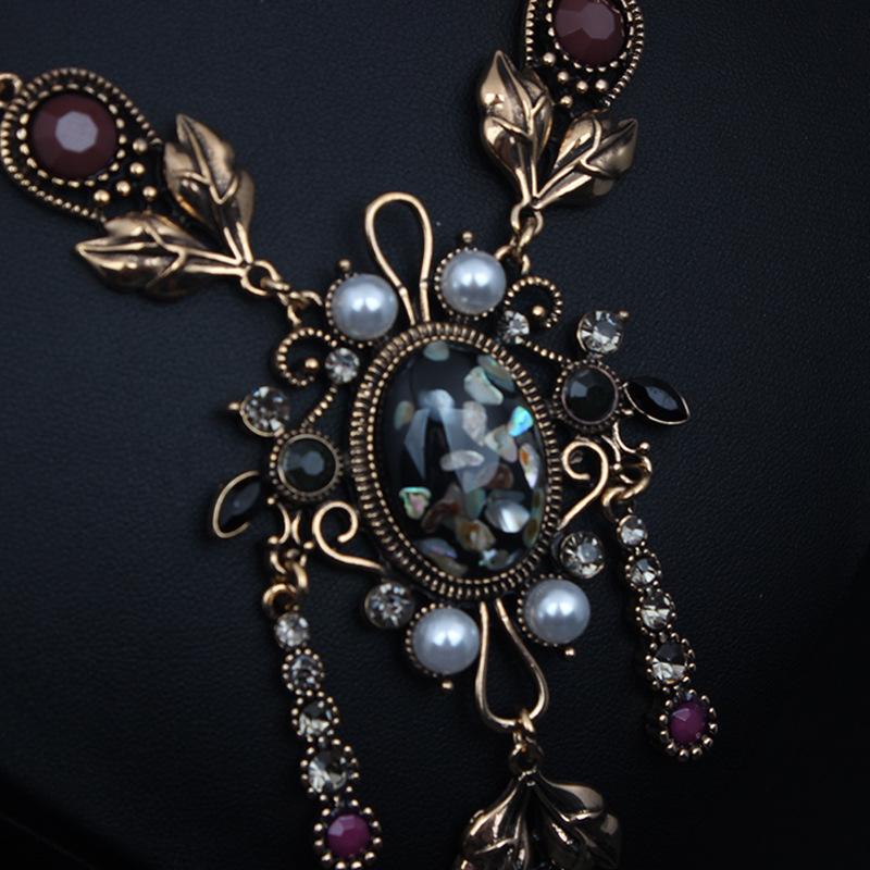 European & American Retro Court-Style Clavicle Necklace: Versatile, Elegant Sweater Chain for Women