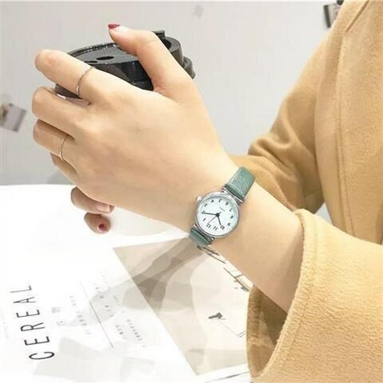 Elegante Damen Quarzuhr: Kleines Zifferblatt, vielseitig, College-Stil