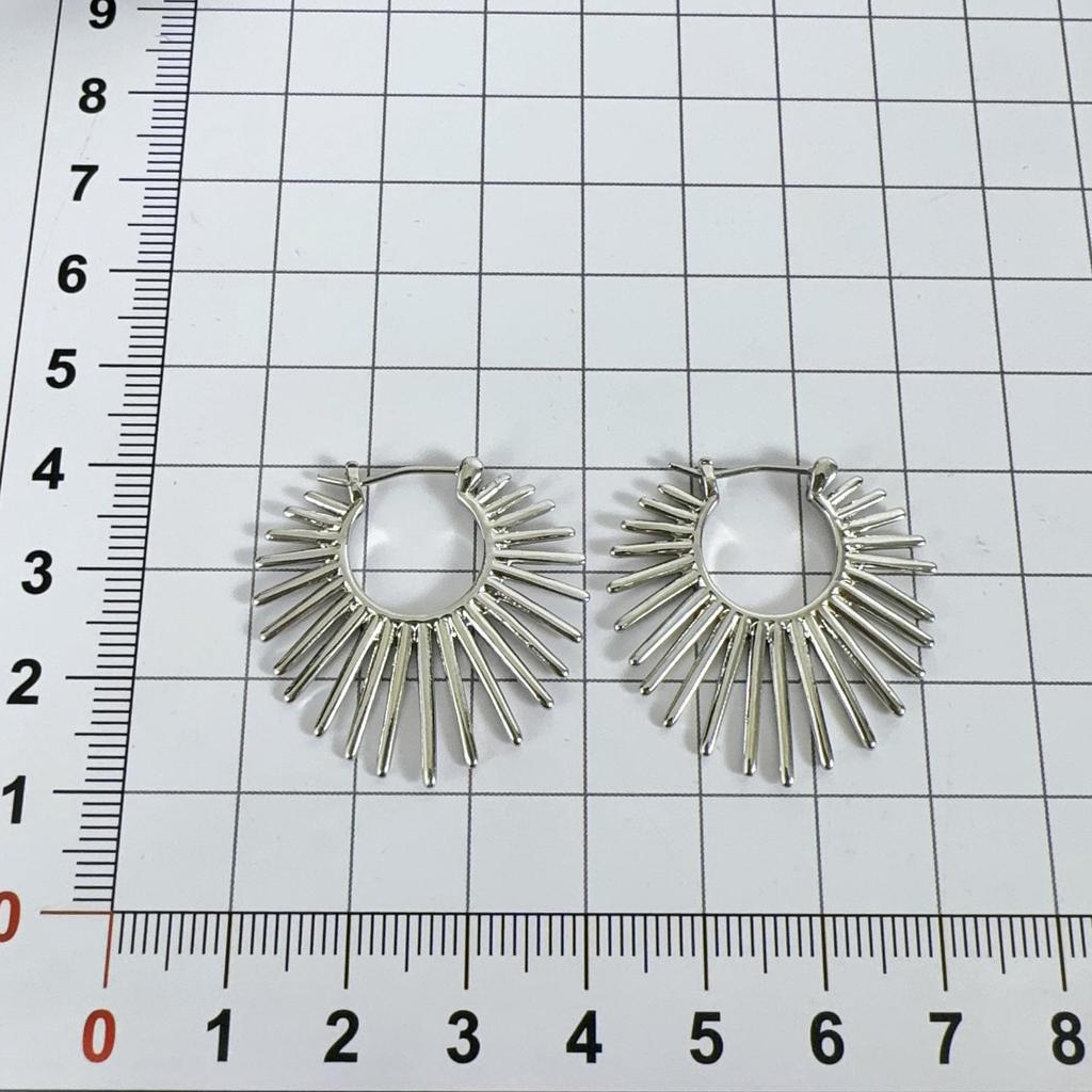 New Sunflower Metal Ear Cuffs: Women's Fashion Luxury Niche Design, Stylish and Versatile Earrings.