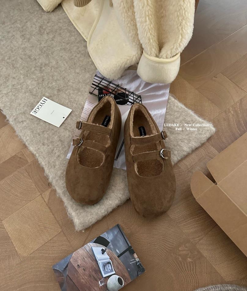 

New shoes, new fluffy shoes for women s autumn wear, flat shoes, new piled shoes, ladyshoes, Doudou shoes. 39 хаки