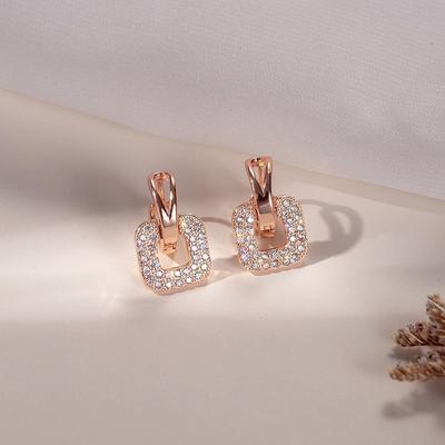 Eleganti orecchini quadrati in zircone oro rosa e champagne, gioielli scintillanti per il massimo del glamour