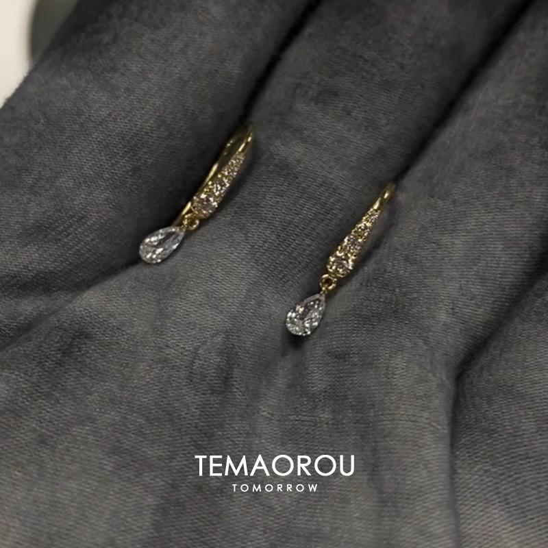 Ohrringe aus 18 Karat Gold mit Zirkonia-Quaste in Tropfenform – elegantes, leichtes Luxus-Design