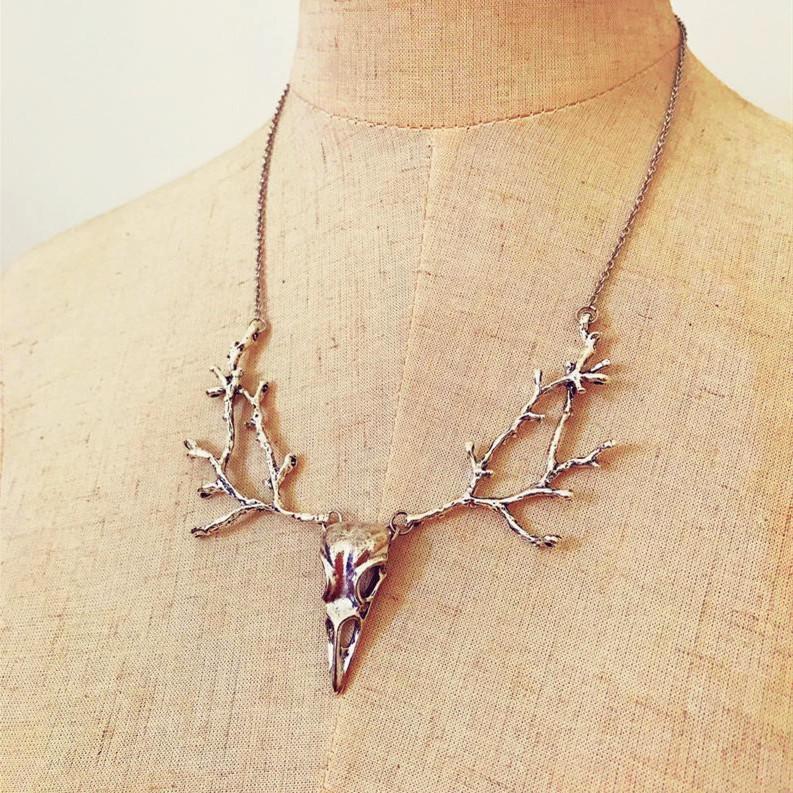 Collana Ciondolo Teschio di Corvo Corna di Cervo Gotico con Catena a Croce per Donne
