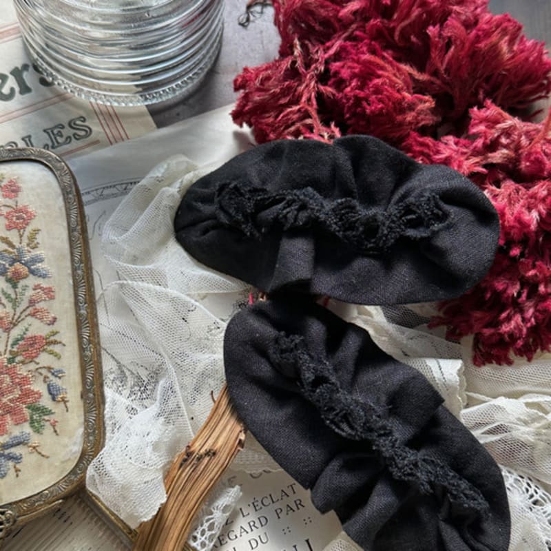 

JAMMER Black frilled hairpin black