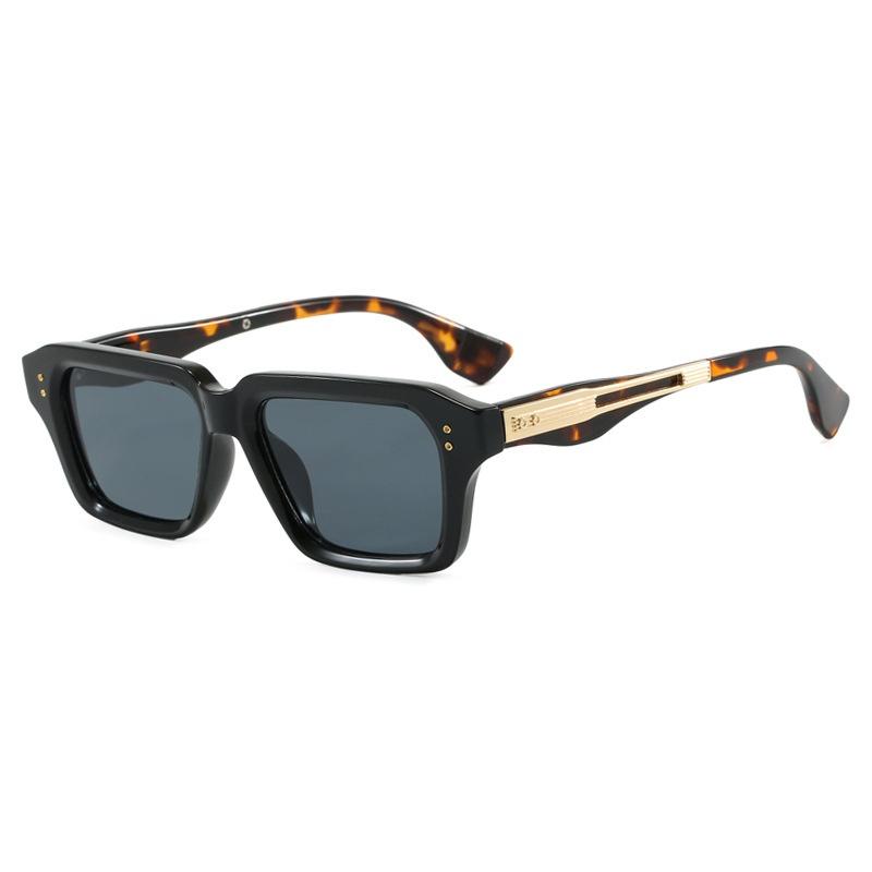 New Retro Square Women Sunglasses Rivet Punk Design Classic High Quality UV400 Trendy Glasses for Men and Women