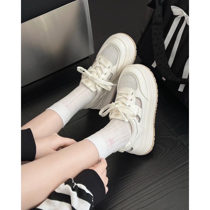 

Нишевые универсальные сетчатые маленькие белые туфли женские летние новые дышащие полые повседневные кеды на платформе сандалии 35