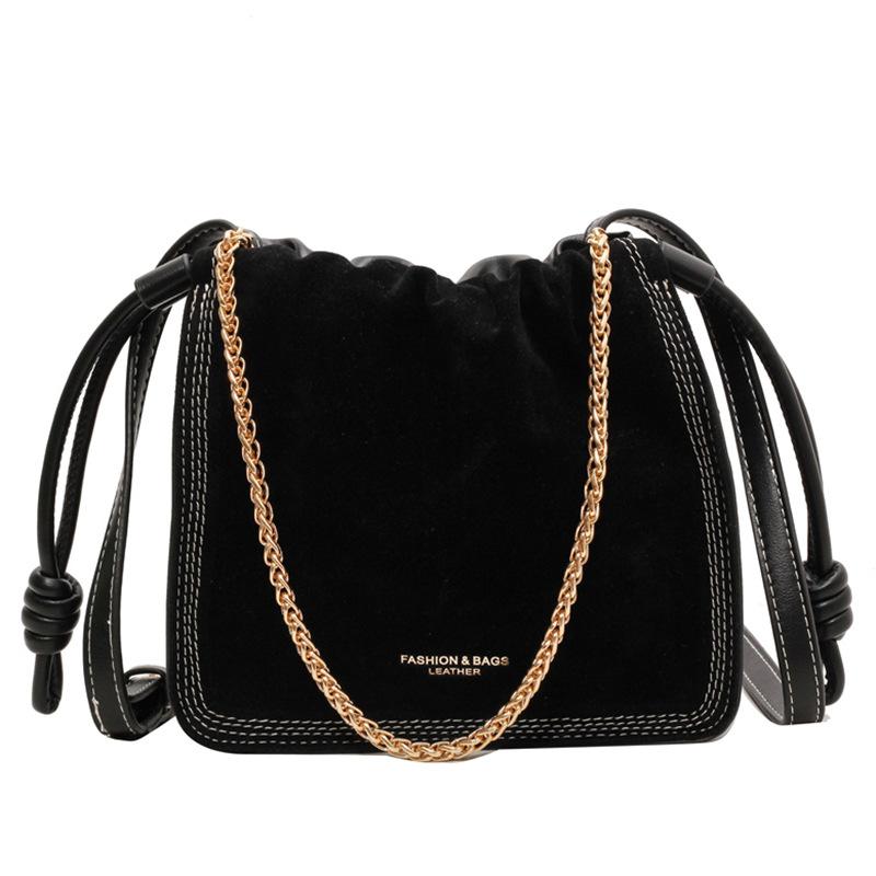 

В этом году популярные маленькие сумки для женщин, универсальная сумка через плечо в стиле ретро 2024 года с матовой цепочкой чёрный