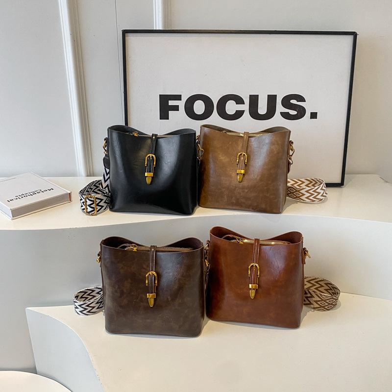 This Year's Popular Bag Large-capacity Bucket Bag Women's 2025 Spring and Summer New Retro Shoulder Bag Wide Shoulder Strap Messenger Bag