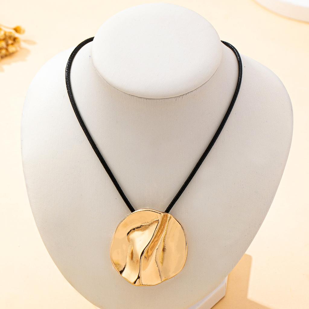 A Women's Pendant Necklace, Fashionable and Simple Geometric Pendant Necklace, Suitable for Daily Wear and Vacation Wear