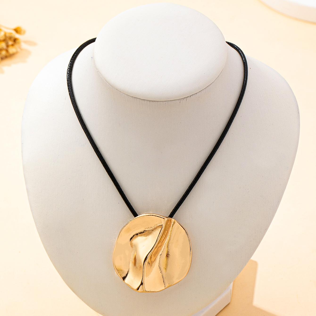 

A Women s Pendant Necklace, Fashionable and Simple Geometric Pendant Necklace, Suitable for Daily Wear and Vacation Wear