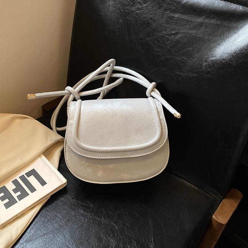 

Однотонная текстурная наплечная сумка-мессенджер женская 2025 весна и лето новая в иностранном стиле повседневная сумка сумка-седло женская серебряный